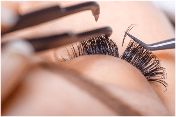 What Are The Risks Associated With False Eyelashes?